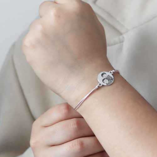 Pulsera circular grabada en plata e hilo para dama
