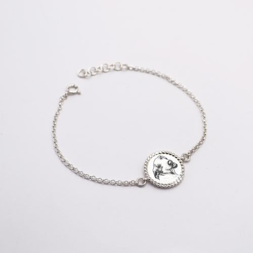 Pulsera circular bordeada grabada en plata para dama