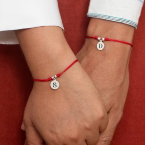 Duo pulseras circular inicial grabada en plata e hilo